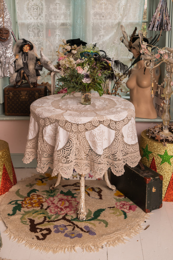 Vintage Round lace and cotton tablecloth