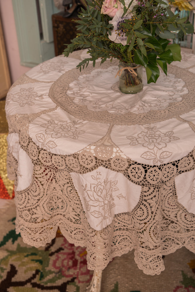 Vintage Round lace and cotton tablecloth