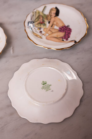 A set of 4 pin-up plates