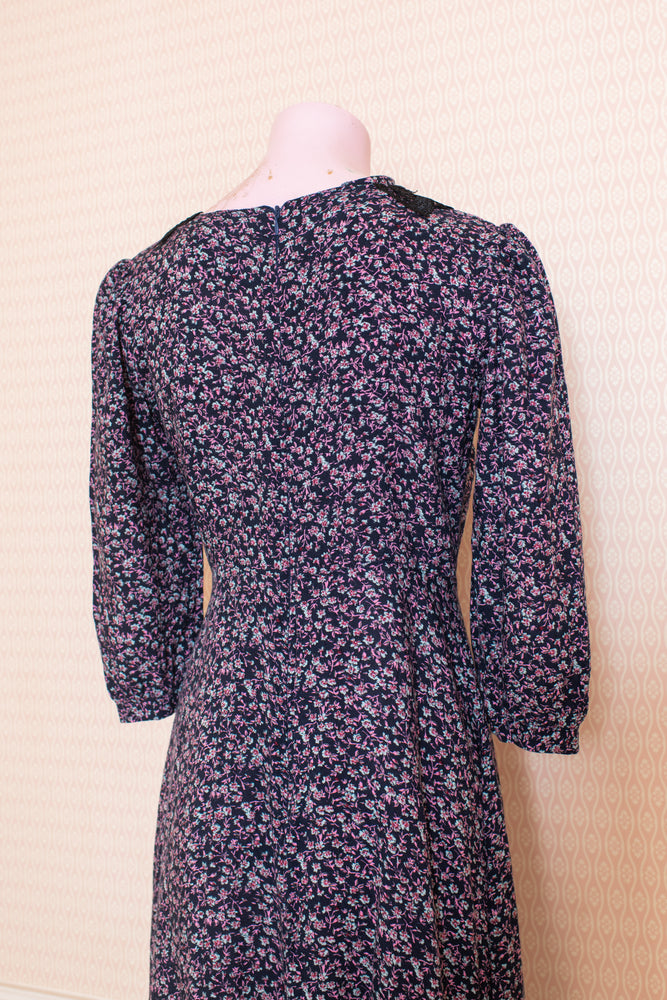 Pretty Vintage floral long sleeve dress with black lace collar